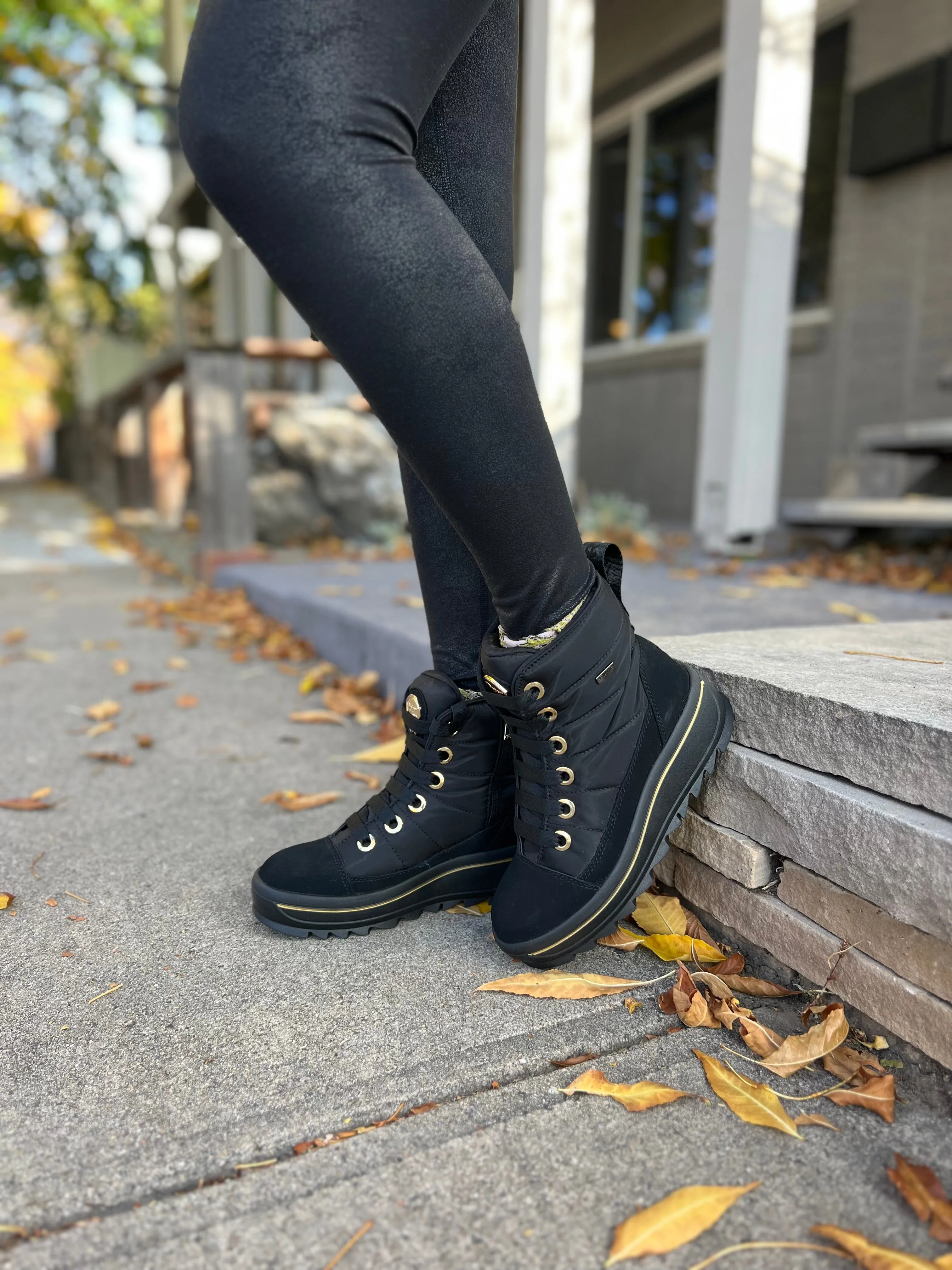 Tyra in Black/Gold